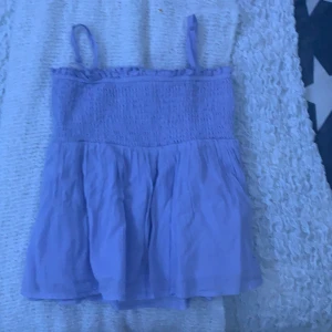 Lila Tröja - Helt ny från ginatrico har bara testat på en gång!! Sitter jättebra på mig som är 168cm lång. Om ni vill ha fler bilder kan ni skriva till mig ☺️❤️ banden på tröjan kan man sätta på och ta av!! Säljer pågrund av att jag fick samma tröja på min födelsedag❤️❤️