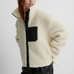 Teddyjacka - Oversized teddyjacka från NA-KD. Använd ca 1 gång. 799kr ny pris. Säljer för 200kr. Köp via ”köp direkt”🩷