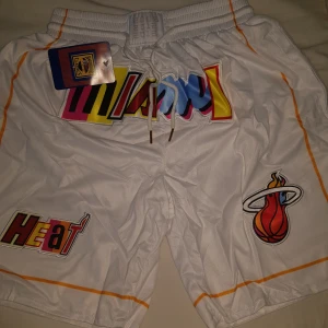 Sprilans nya bsaker shorts. Endast seriösa köpare 👍 - Tjena tjena, säljer mina hardwood classics short (miami heat) shortsen är ett mycker skönt och runt material. Basket shortsen är gjord av märket (just don) dem är inte anbända en enda gång för att dem är förstora för mig😪. Helt nya kostar 1100 kr.