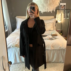 Svart kappa - Säljer denna svarta kappa från bikbok. Slutsåld hos dom. Köpt för 599kr säljer för 200kr. Köp via ”köp direkt”🩷