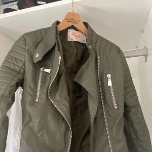 Skinnjacka  - Snygg skinnjacka som knappt är använd, från chiquelle i stolen 40, är dock liten i storleken, skulle mer säga en 38