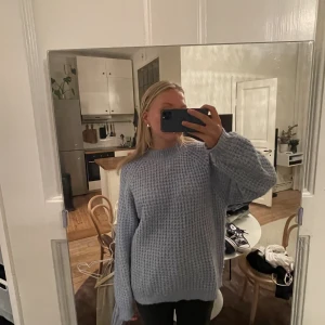 Blå tröja - Säljer även dennna väldigt sköna stickade tröjan från pull and bear 
