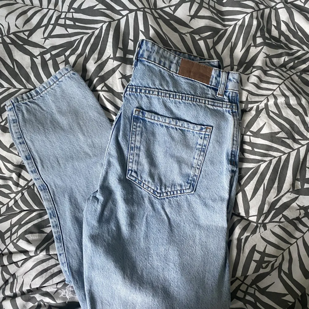  Ljusblåa håliga jeans från Gina Tricot. Dom är i väldigt bra skick men har inte fått användning av dom på ett tag nu.. Jeans & Byxor.