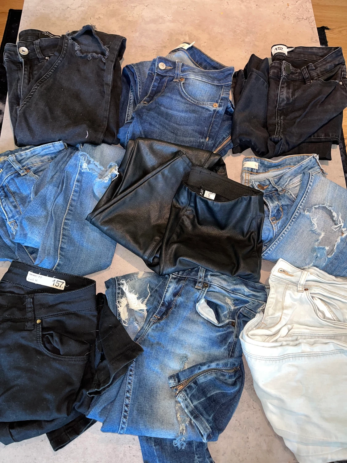 Massa olika byxor. Några sålda  - 90