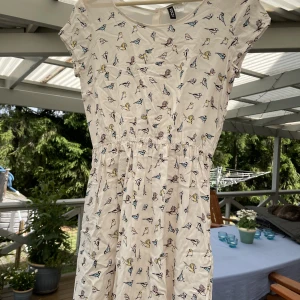 Klänning - Söt klänning med fåglar på i storlek 34. I bra skick.