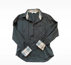 Burbbery skjorta  - Snygg Burbbery skjorta i storlek s. Har inte kvar kvitto men självklart riktig köpt på Burbbery butiken i Milano. Skriv om du har fler frågor.