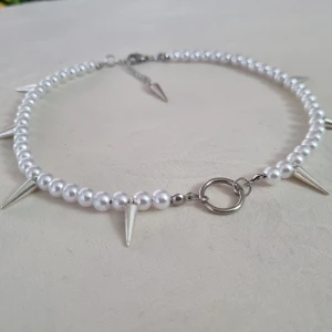 Pärlhalsband med nitar - Helt i rostfritt stål förutom pärlor och nitar! Nitar är i zink så kommer inte tappa färg.  Mitt mål är att mina halsband ska hålla i flera år så jag satsar på att göra allt i rostfritt/kirurgiskt stål 🖤