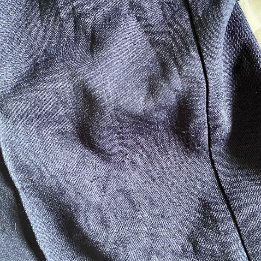 Marinblåa kostymbyxor från Madlady, storlek 36 längd 32, en liten defekt bad på ena benet men inget tydligt, 200 kr + frakt. Farkut & Housut.