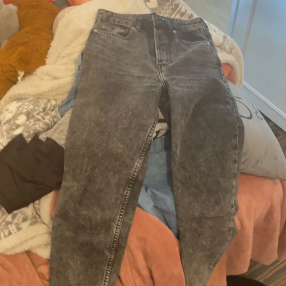 Säljer ett par lite baggy jeans från hm då de verkligen inte passar mig längre. De sitter lite mid waist på mig. Knappt använda, nyskick. . Jeans & Byxor.