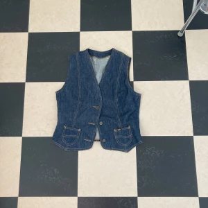 jeansväst - väldigt snygg jeans väst från lee  köpt på loppis, väldigt fin. knappast använd. 