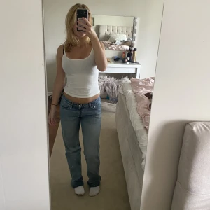 Weekday jeans - Lågmidjade jeans från weekday i modellen ”arrow”, storlek 26/32, inga defekter eller tecken på användning, skriv för fler bilder/frågor💕💕