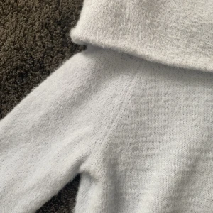 Off shoulder tröja  - Tröjan är använ två gånger och säljer pga jag inte får så mycket användning för den. Jag vet inte hur man tar bort budgivningen så skriv privat för att köpa💗