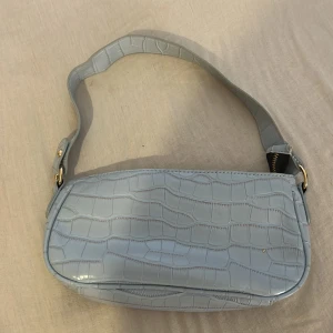 Blå väska - Använd få gånger, pris kan diskuteras 