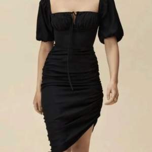 Oanvänd svart klänning från Adoore, modell Palermo  Storlek: 36 (längden på klänningen går att justera)