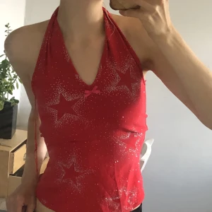 Röd topp 2000 tals stuk  - Säljer denna super fina topp jag köpte secondhand då den ej kommer till användning 