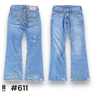True Religion 611 - True religion Joey, 💜midja rakt över, 41cm💜innerben, 85cm💜ytterben, 106cm💜benöppning, 26cm💜modell 180cm💜 små svarta fläckar på byxorna