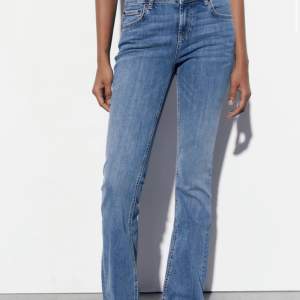 Säljer mina lågmidjade zara jeans för vill ha en storlek mindre, kan tänka mig att byta till en 32 i den ljusare blå  färgen, annars säljer jag helst ❤️