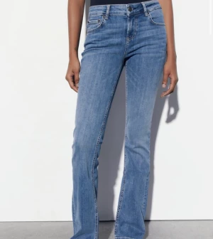 Jeans - Säljer mina lågmidjade zara jeans för vill ha en storlek mindre, kan tänka mig att byta till en 32 i den ljusare blå  färgen, annars säljer jag helst ❤️
