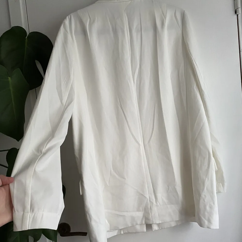 En vit kavaj ifrån Bikbok i storlek L 🤍 inga defekter eller liknande! Köparen står för frakten! Använd gärna ” köp nu ”🤍. Kostymer.