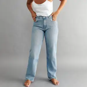 90’s jeans från Gina Tricot i ljusblå tvätt. Endast använda ett fåtal gånger och är därav i nyskick.