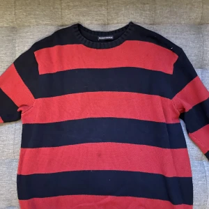 Brandy Melville Brianna Tröja (Röd/Blå) - säljer min brandy melville brianna tröja, eftersom det kommer inte till användning. det är i väldigt bra skick, som ny. priset kan alltid diskuteras.