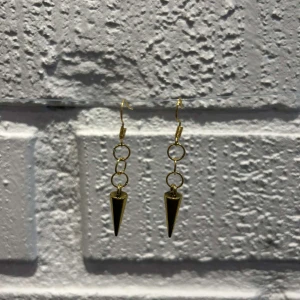 Guld örhängen  - Våra första guldpläterade örhängen till salu✨