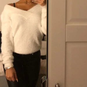 Stickad vit tröja - En sååå fin stickad tröja i storlek Xs. Använd typ 3 ggr bara. Köpte på zalando länge sen. Jätte mysig och skön 🫶🏽🤍