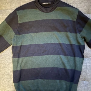 Brandy Melville Brianna Tröja (Grön/Blå) - säljer min brandy melville brianna tröja, eftersom det kommer inte till användning. det är i väldigt bra skick, som ny. priset kan alltid diskuteras.