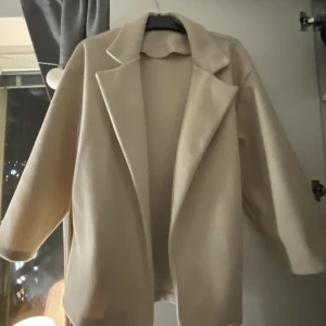 Kappa - Jätte fin kappa som är medellång. Säljer då den inte kommer till användning. Inga direkta märken som tyder på använding. Vet dessvärre inte märket då jag klippt bort lappen. Passar 36/38-S,M