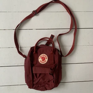 Fjällräven Sling Bag - En liten nätt axelremsväska från Fjällräven. Använd ca 2-3 ggr, så den e i princip helt ny. Nypris ca 899. 