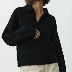 Svart stickad tröja  - Jätte mysig svart stickad tröja som passar perfekt nu till hösten och vintern 💓 