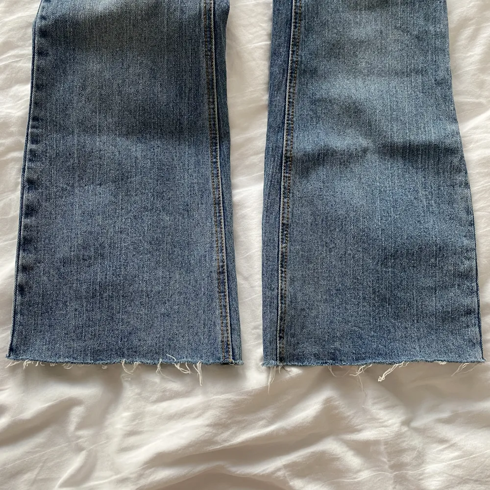 Säljer mina snygga lågmidjade brandy melville jeans som jag inte tror säljs längre. Avklippta längst ner då de var väldigt långa🥰 Jag är ca 169!. Jeans & Byxor.