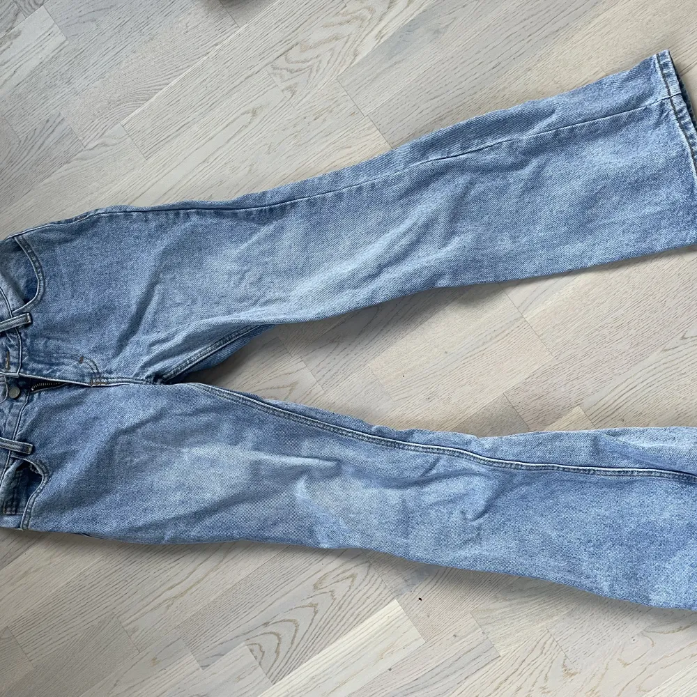 Supersnygga lågmidjade jeans, tyvärr för små för mig, skulle säga att de passar en mindre 34. 2 första bilderna är lånade. De är köpte på Brandy Melville. Använt några gånger pga för små. Jeans & Byxor.