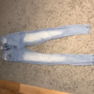 Skinny jeans ifrån lager 157 i storlek XS. Är 175 cm lång och passar mig perfekt men dom kommer inte till användning längre