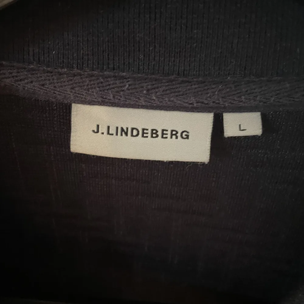 Skön mörkblå ziptröja från J.Lindeberg. Använd få antal gånger så i väldigt bra skick. Säljer pga att den tyvärr är lite för stor.. Tröjor & Koftor.