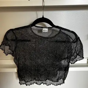 Glittrig genomskinlig mesh topp från Gina tricot! Aldrig använd men är köpt på second hand. Bra skicka