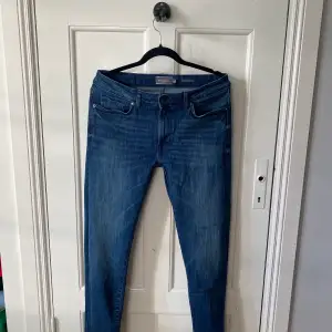 Hej! Säljer nu dessa dressman jeans i bra skick, slimfit modell. Size 31W/32L. Passar mig bra som är 180cm lång! Bara att skriva vid funderingar, fraktar gärna med safe pay!  Mvh Oskar