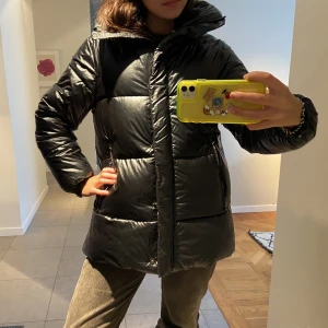 Massimo dutti jacka  - Super snygg vinter jacka! Riktigt tjock och gosig. Köpte den förra året och använde Max några gånger. Färgen är lite ”glansig” och skiftar mellan mörkblått och svart💙storlek ca men passar bra på mig som är 170 S/m
