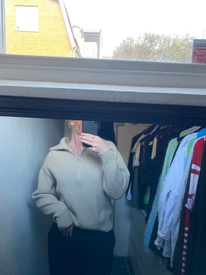 Beige stickad tröja - Säljer denna beiga stickade tröja med dragkedja. Köpt i Prag, använd endast fåtal gånger. Hör av dig vid frågor, kan gå ner i pris vid snabbt köp. 