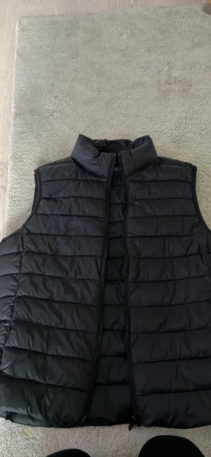 Helt ny väst  - Helt ny väst säljs pågrund av fel längd