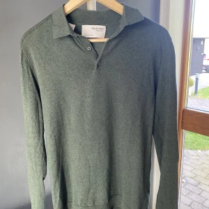 Selected Homme längärmad piké - Säljer min tunnt stickade långärmad pikétröja från Selected Homme. Den är i en snygg mörkgrön färg. Pris kan diskuteras. 