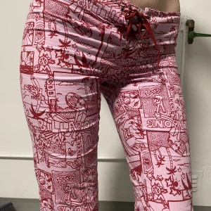 Lågmidjade byxor💘 - Vintagebyxor med coolt mönster i storlek 2. Innerbensmåttet är 80cm och midjemåttet är 76cm. Byxorna är i stretchigt material och passar mig som är 172cm. 