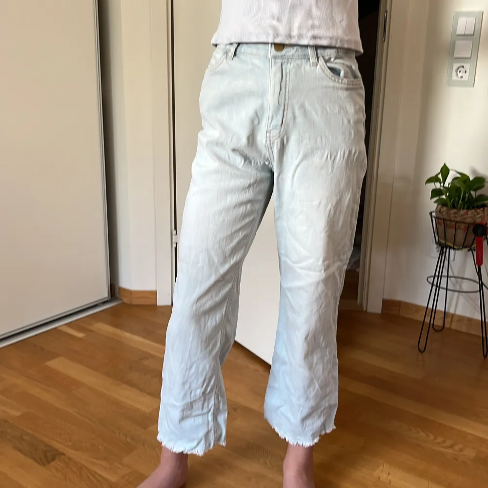 Kort modell lös passform. Justerbar midja. Lite fläckar som inte går bort, men sköna!. Farkut & Housut.
