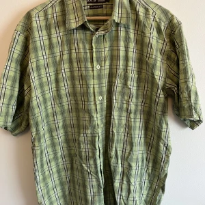 Kortärmad rutig skjorta - Väldigt trevlig rutig skjorta. Har blivit använd 2,3 gånger så väldigt bra skick.