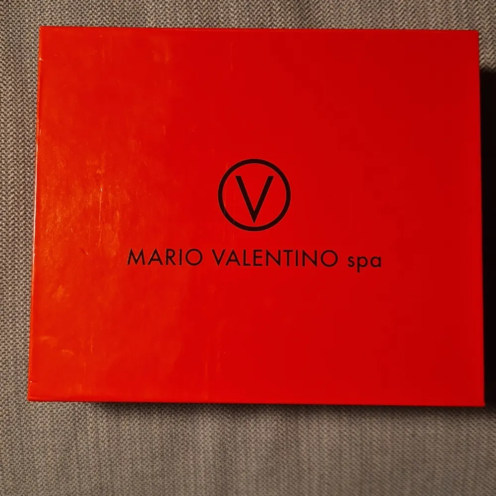 Snyggt damskärp från Valentino i nyskick. Accessoarer.