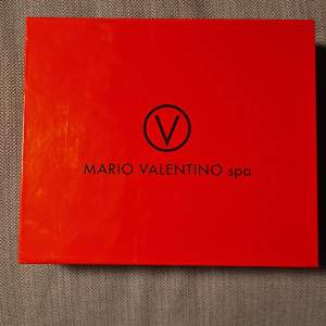 Snyggt damskärp från Valentino i nyskick