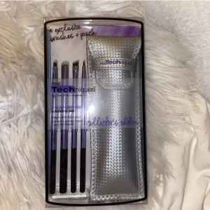 Real Techniques eye set - Real Techniques limited edition eyelining set💕Nypris: 313kr men går inte längre att få tag på 💕Säljer då jag fick dubbletter av detta set i födelsedagspresent, så förpackningen är alltså självklart oöppnad, helt ny💕