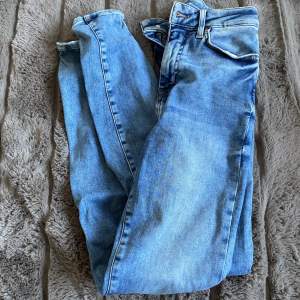 Stretchiga jeans som formar sig bra efter ens kropp, använda ca 7-10 gånger. Inga skavanker. Storlek XXS men passar även M då dom är stretchiga 