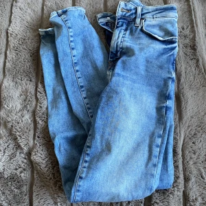 Stretchiga jeans  - Stretchiga jeans som formar sig bra efter ens kropp, använda ca 7-10 gånger. Inga skavanker. Storlek XXS men passar även M då dom är stretchiga 