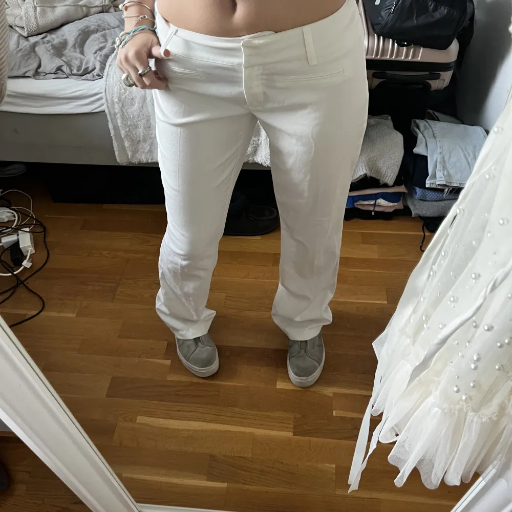 Säljer dessa vita kostymbyxor från bikbok. Skitsnygga. Använd gärna köp direkt . Jeans & Byxor.